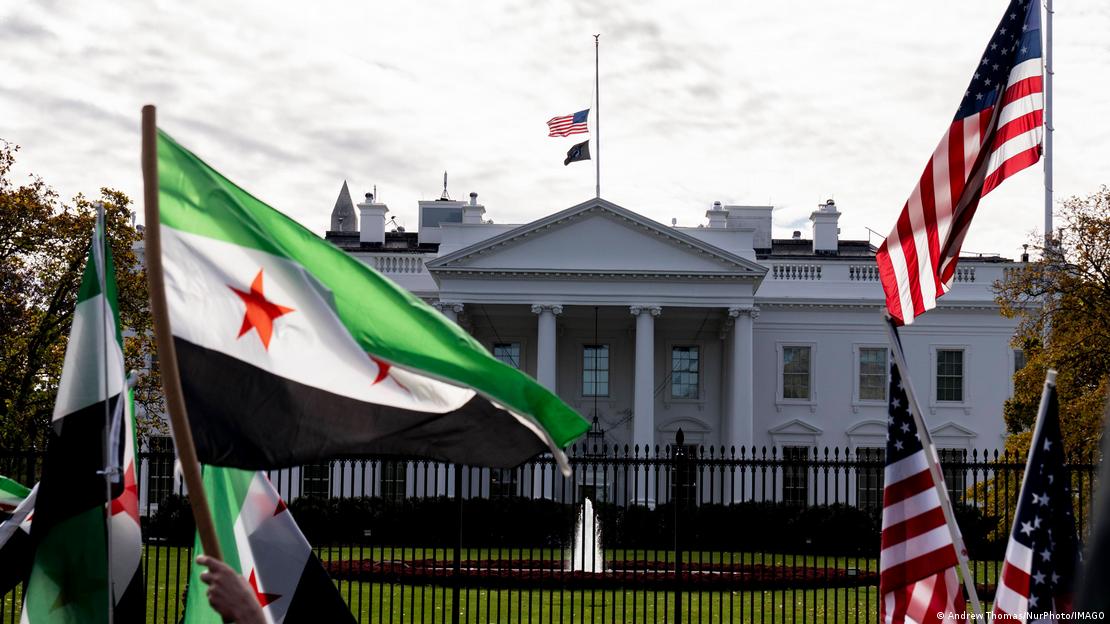 وائٹ ہاؤس کے باہر امریکی اور شامی پرچم لہرا رہے ہیں