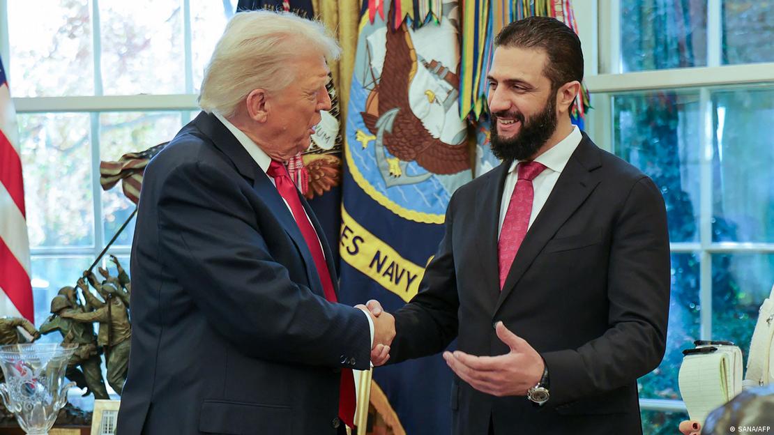 Donald Trump ve Ahmed Şara Beyaz Saray'da tokalaşıyor