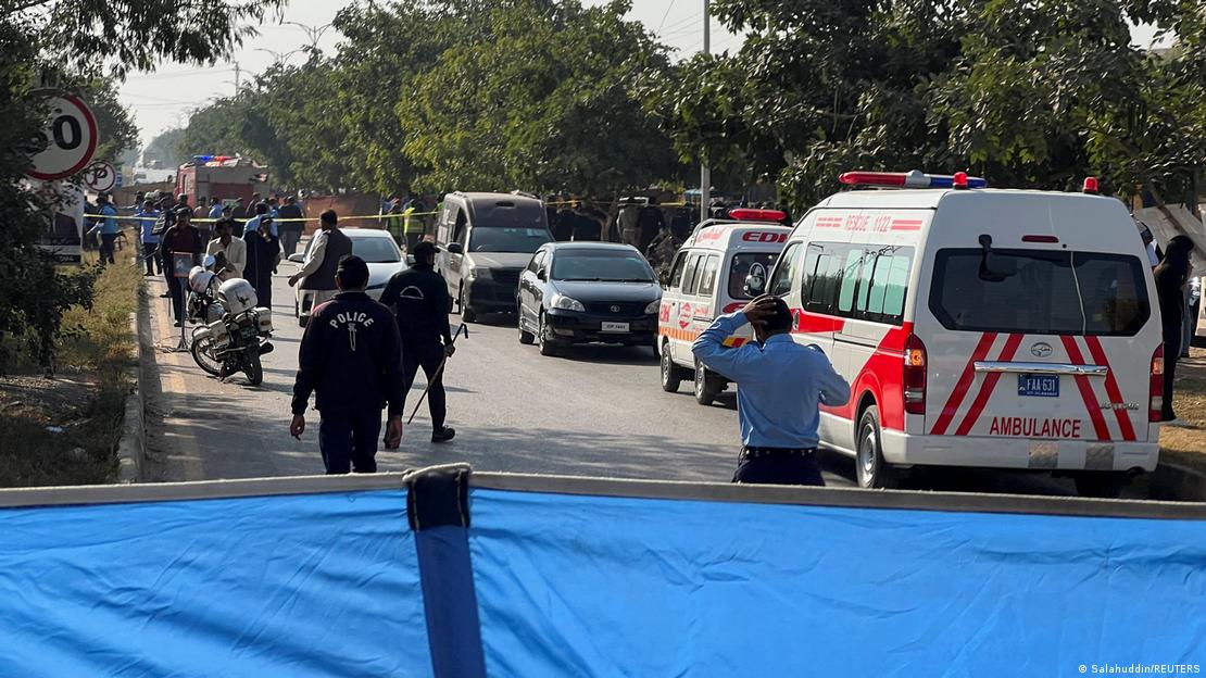Agentes de policía y ambulancias en la carretera, acordonada tras una explosión frente a un edificio judicial en Islamabad, Pakistán, el 11 de noviembre de 2025.
