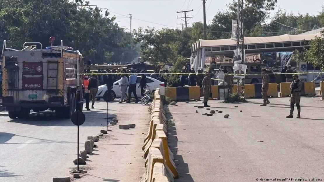 Funcionarios de seguridad paquistaníes montan guardia después de que un potente coche bomba explotara frente a un tribunal de distrito en Islamabad, Pakistán, el martes 11 de noviembre de 2025.