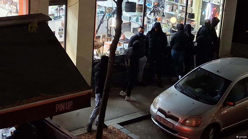 Maskirani muškarci koji su se prošle nedeljeokupili u centru Zagreba, ispred Srpskog kulturnog centra u Preradovićevoj ulici