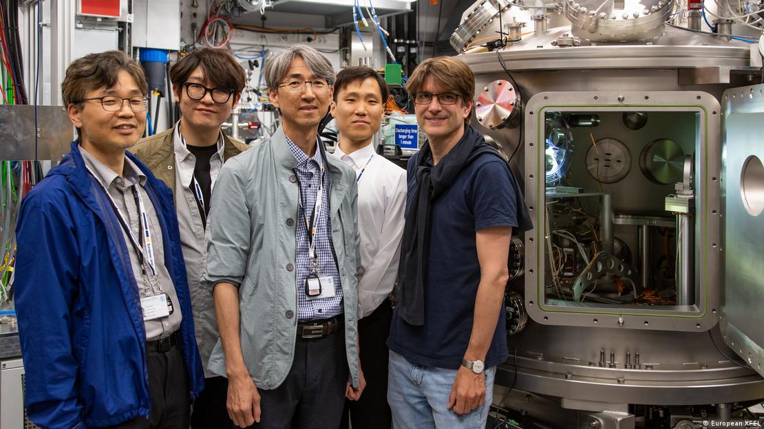 El equipo del Instituto Coreano de Investigación (KRISS) identificó el hielo XXI utilizando el instrumento de Alta Densidad Energética del European XFEL en Hamburgo. El equipo del Instituto Coreano de Investigación (KRISS) identificó el hielo XXI utilizando el instrumento de Alta Densidad Energética del European XFEL en Hamburgo.