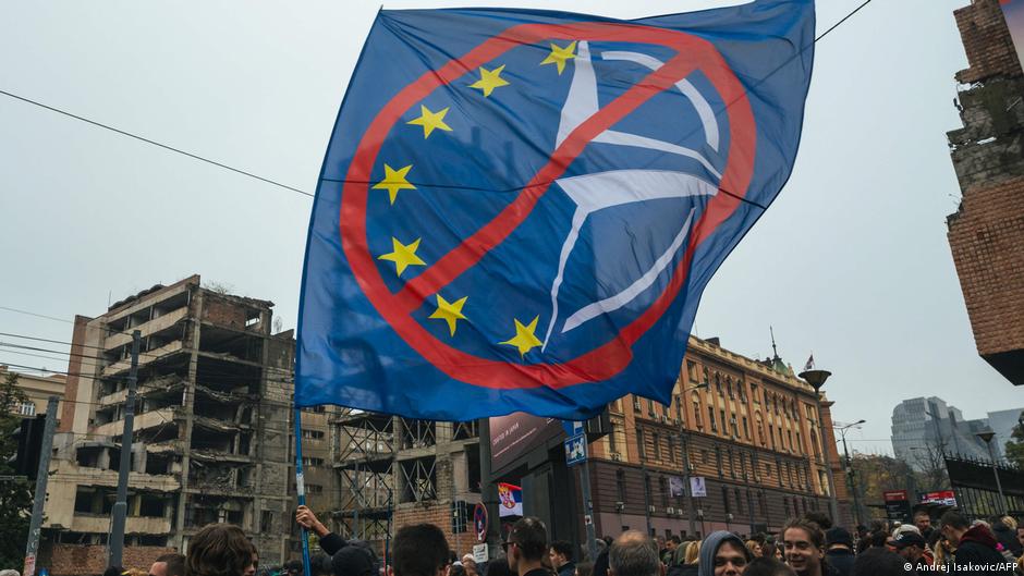Protivljenje EU i NATO na jednom protestu zbog najavljenog rušenja Generalštaba