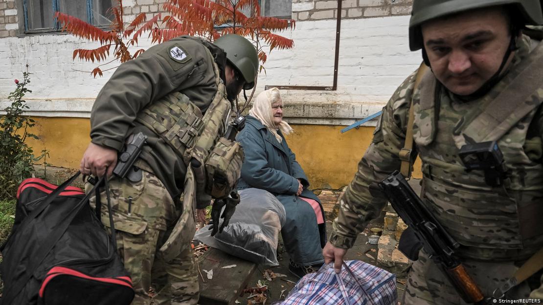 Soldados ucranianos evacúan a una mujer de Pokrovsk. (Archivo).