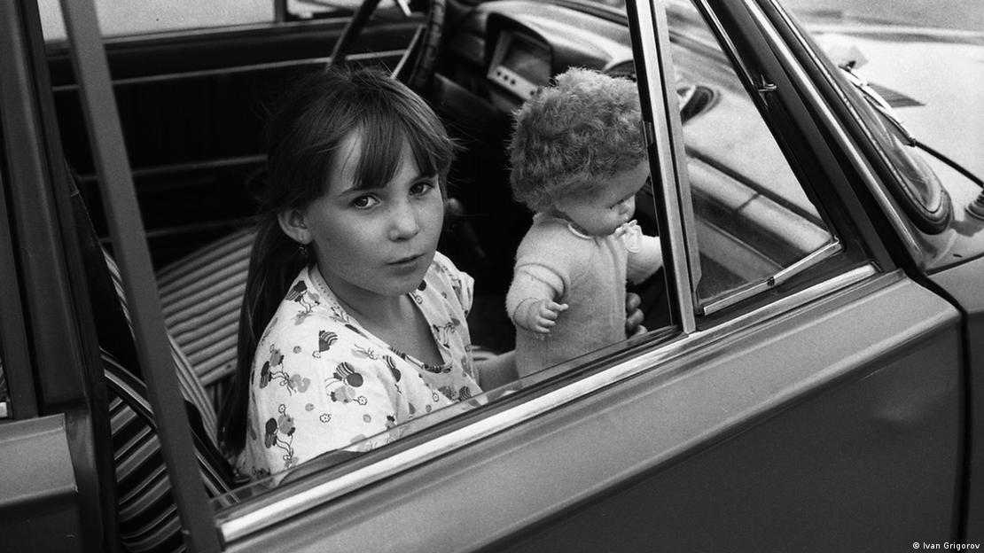 Дете с кукла в автомобил на границата при Капитан Андреево, 1989 година Дете с кукла в автомобил на границата при Капитан Андреево, 1989 година