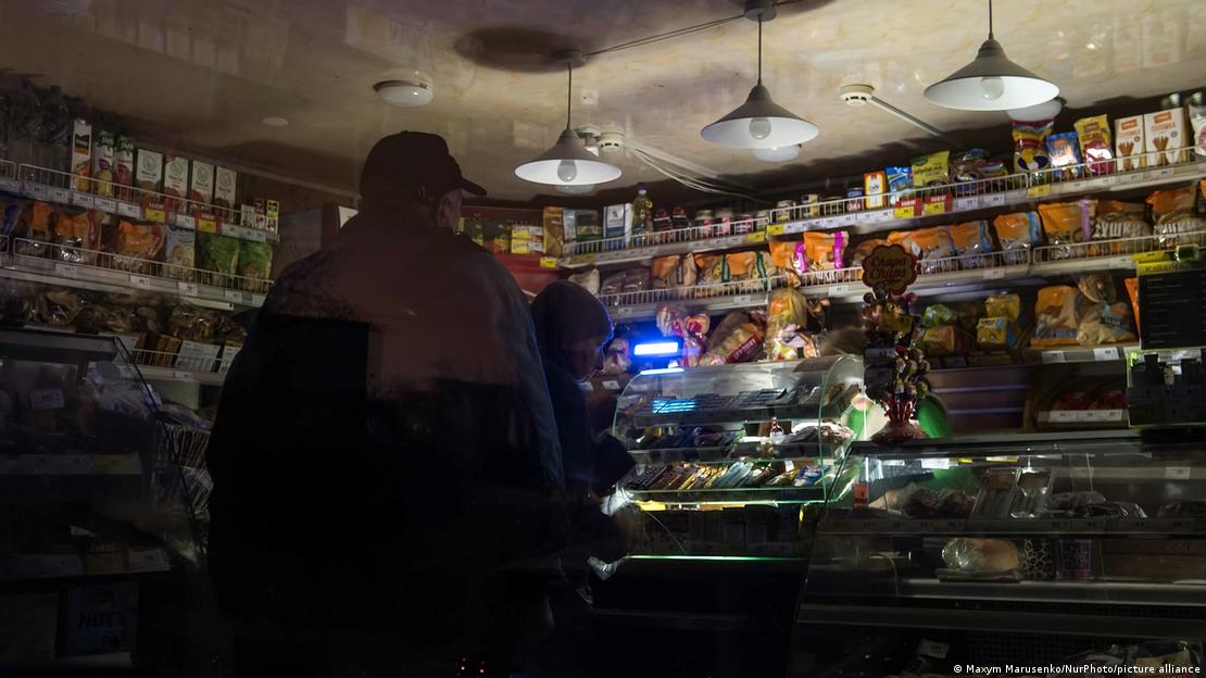 Ukrainer mit taschenlampen in einem Geschäft