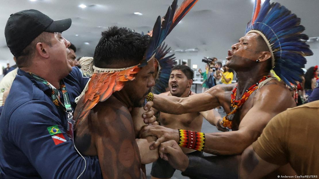 Segurança da COP30 tenta conter indígenas durante protesto no evento em Belém; foto do dia 11 de novembro de 2025
