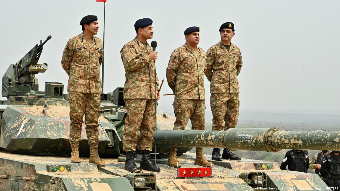 پاکستان کے چیف آف آرمی اسٹاف فیلڈ مارشل عاصم منیر منگلا، پاکستان میں ٹلہ فیلڈ فائرنگ رینجز کے دورے کے دوران پاکستان آرمی کے منگلا اسٹرائیک کور کی جانب سے منعقد کی گئی اعلیٰ شدت کی جنگی مشق "ایکسرسائز ہیمر اسٹرائیک" کا مشاہدہ کرتے ہوئے خطاب کر رہے ہیں