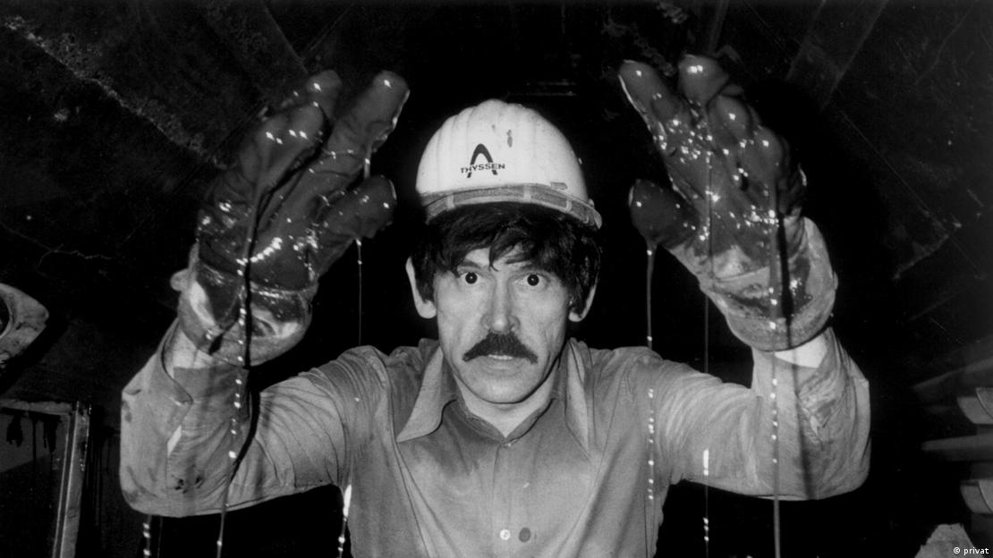 Günter Wallraff zor çalışma koşullarını yaşadı ve yazdı. İş yerinde kirli bir ortamda görülüyor. 