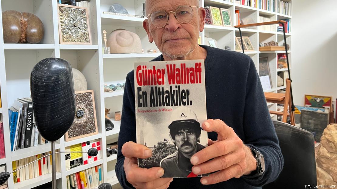 Yazar Günter Wallraff'ın "Ganz Unten" kitabı, "En alttakiler" adıyla Türkçe'ye çevrildi. Yazar kitabı elinde tutuyor. 