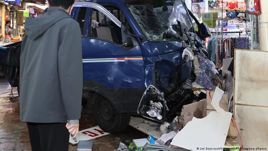 South Korea: Truck plows into pedestrians, killing 2 DW 11/13/2025
