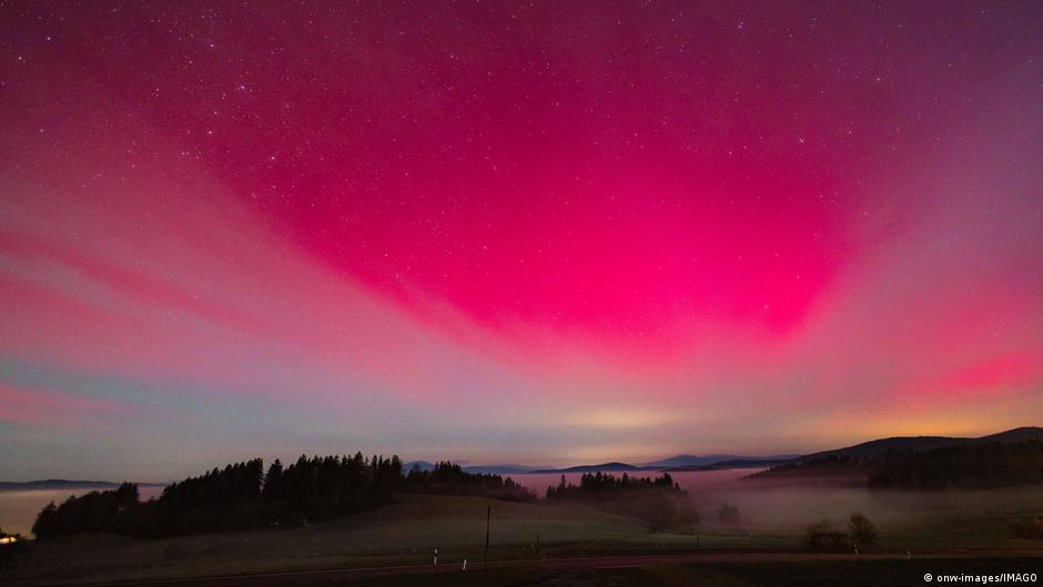 Унікальне явище: у небі Німеччини знову виграє полярне сяйво – DW – 13.11.2025 - Deutsche Welle by Максим Нелюбін, Олена Перепадя