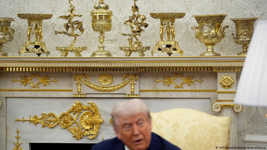 Donald Tramp je na početku svog drugog mandata biljke na kaminu u Ovalnom kabinetu zamenio predmetima od zlata