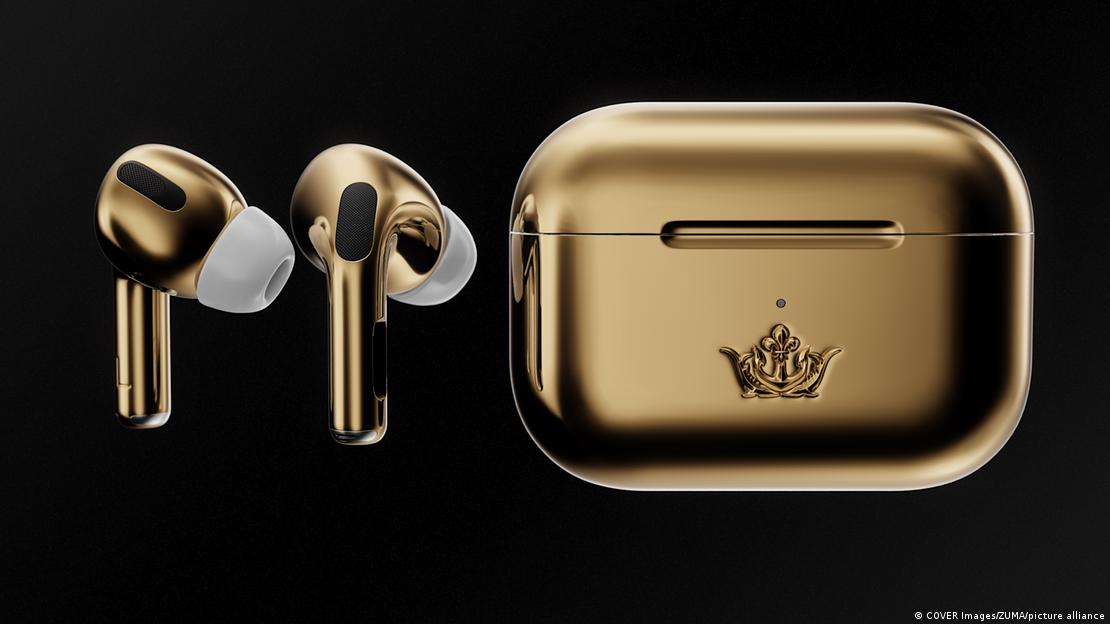 Altın rengi bir çift kulaklık ve bir kulaklık kılıfı