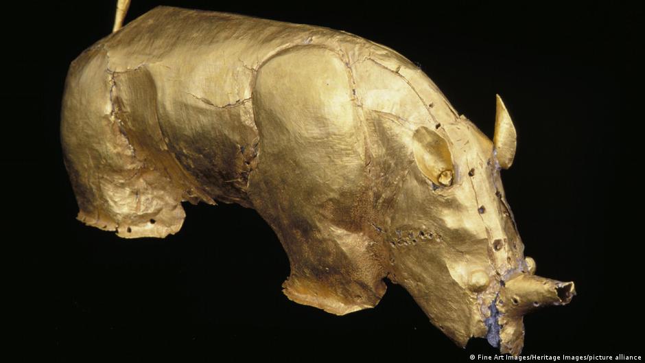 Ovaj pozlaćeni drveni nosorog iz kraljevstva Mapungubve dovoljno je mali da stane u ruku