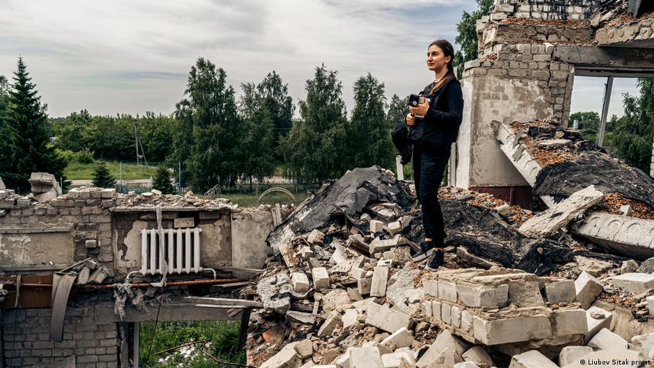 Ukrainian journalists bring the frontline to Brussels DW 11/13/2025