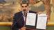 Nicolás Maduro, presidente de Venezuela, exhibe documentos de una nueva ley de Defensa. Nicolás Maduro, presidente de Venezuela, exhibe documentos de una nueva ley de Defensa.