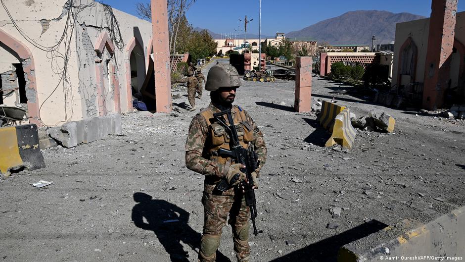 Afganistán acusa a Pakistán de matar a 10 civiles en bombardeo