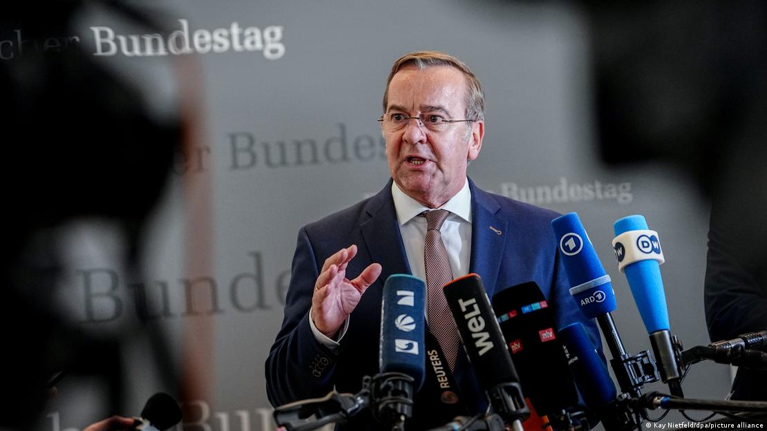 Verteidigungsminister Boris Pistorius steht im Bundestag vor Mikrofonen und spricht