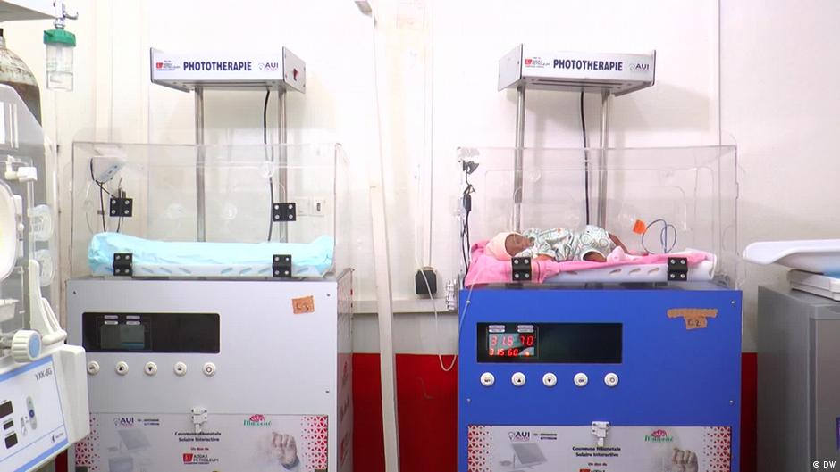 Solar-powered incubators save premature babies in Cameroon – DW – 11/21/2025