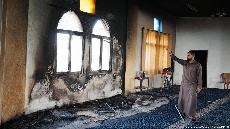 Israeli settlers set fire to West Bank mosque DW 11/13/2025
