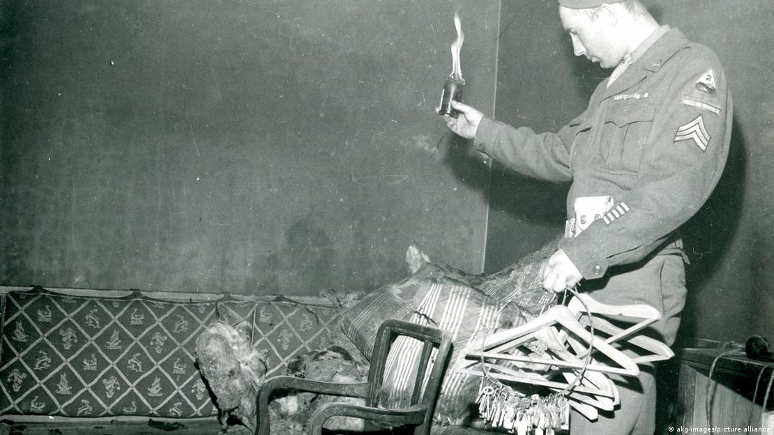 Американски войник в бункера на Хитлер - октомври 1945 Американски войник в бункера на Хитлер - октомври 1945