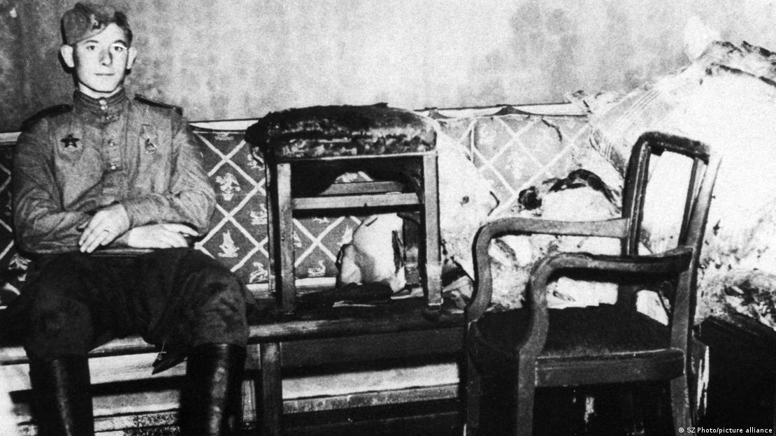 Soldado soviético en el sofá de Hitler en el búnker del Führer.
