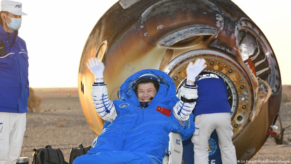 Astronaut Vang Đie po povratku na Zemlju. Kina je nedavno na nekoliko dana odložila povratak trojice svojih astronauta zbog indikacija da se kapsula „Šendžou 20“ možda sudarila sa malim komadima svemirskog otpada