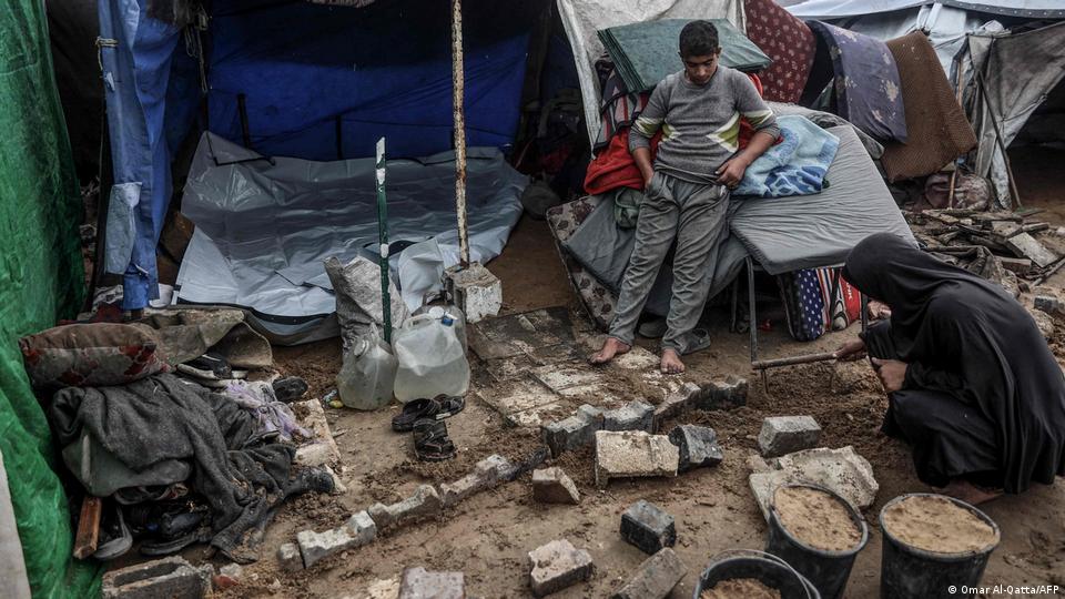 وقفے وقفے سے ہونے والی موسلا دھار بارش نے وہ معمولی سامان بھی بھگو دیا، جو ان پناہ گزینوں کی کل جمع پونجی تھا