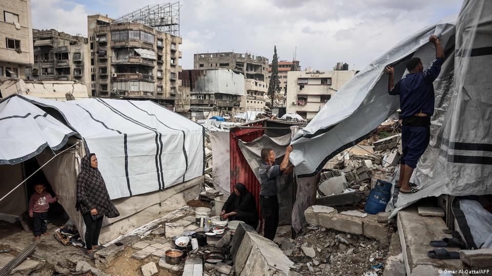  برساتی پانی پھٹے ترپالوں اور کمزور پناہ گاہوں سے اندر  ٹپکنے لگا