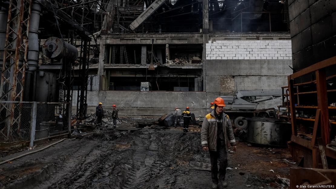 Elektricistë duke punuar pas një sulmi në një termocentral