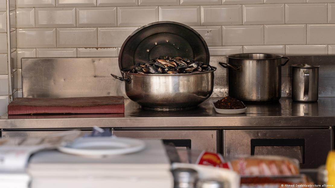 Böcek ailesinin ölümüyle bağlantılı olarak kapatılan midye dükkanında tence içinden görünen midye dolmalar. Böcek ailesinin ölümüyle bağlantılı olarak kapatılan midye dükkanında tence içinden görünen midye dolmalar.