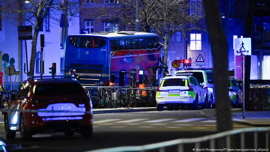 Sweden: Several killed, injured as bus crashes into bus stop DW 11/14/2025