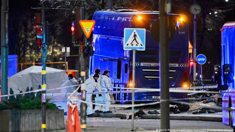 Sweden: 3 killed after bus crashes into bus stop DW 11/14/2025