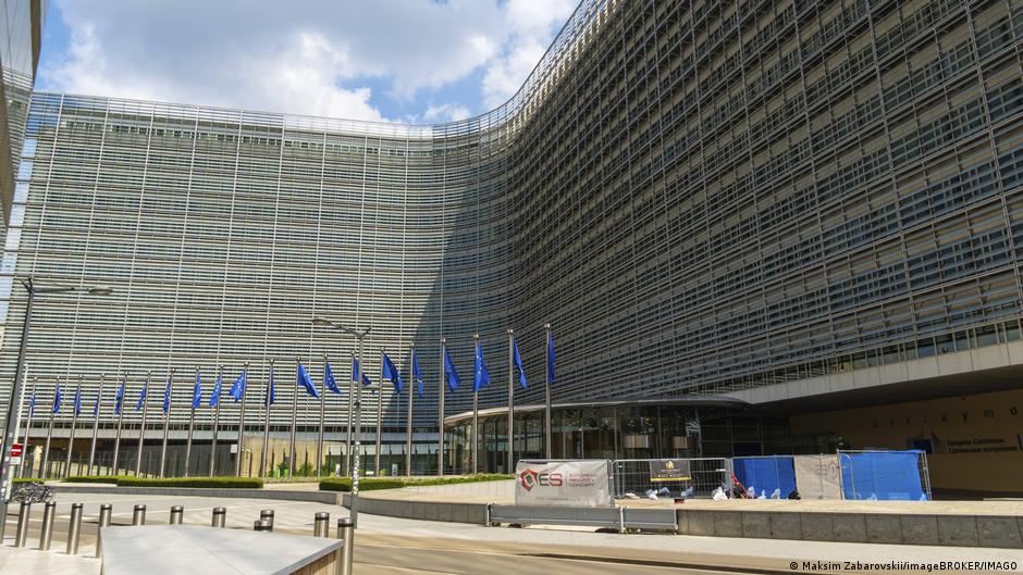 Brussels: Police search European Commission buildings