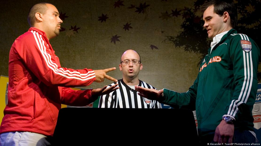 Mark Cleland (Irlanda) compite contra Sebastian Gatica (Canadá) en el primer Campeonato Internacional de Piedra, Papel o Tijera en Beijing, 2008.