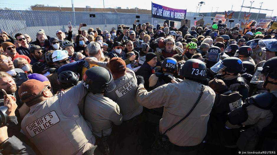 ICEに対する抗議でシカゴ近郊で21人が拘束 – DW – 2025年11月15日