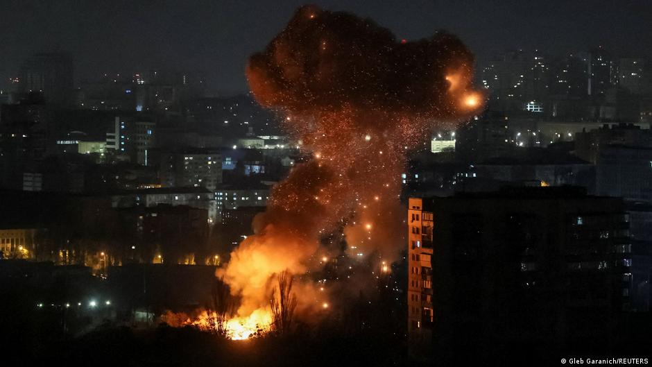 Kyiv struck in Russia's latest barrage on civilian areas – DW – 11