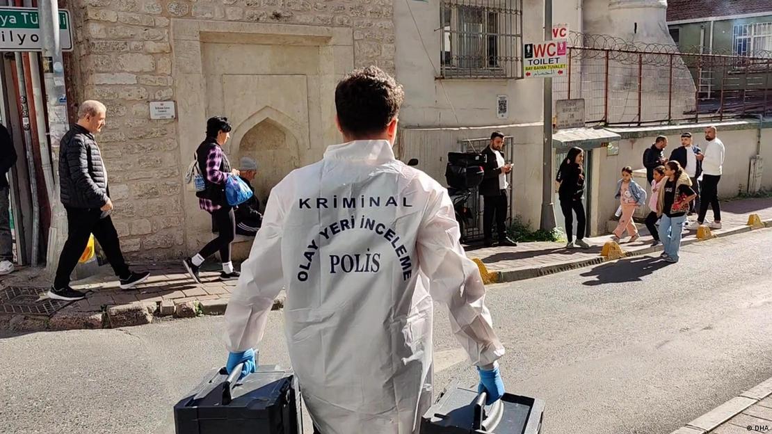 Investigador de la Policía Criminal de Estambul delante del hotel donde falleció una familia alemana por causas que se están analizando. Investigador de la Policía Criminal de Estambul delante del hotel donde falleció una familia alemana por causas que se están analizando.