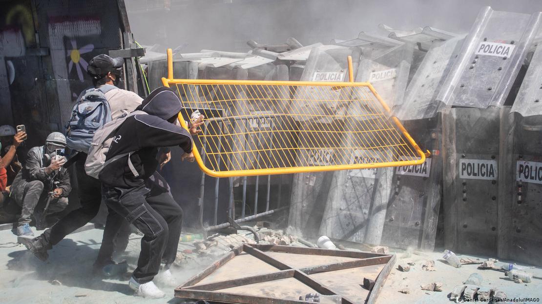 Göstericiler barikatları yıkarken, polisle karşı karşıya geliyor