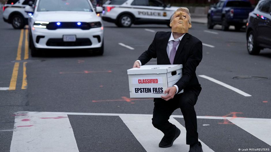 Trump recula y dice apoyar votación sobre archivos Epstein – DW – 17/11/2025