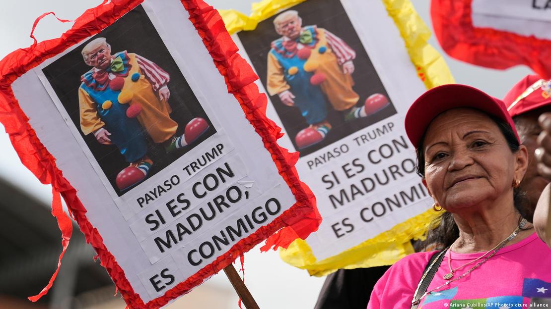 "Payaso Trump, si es con Maduro, es conmigo", se lee en el letrero que sostiene una venezolana.