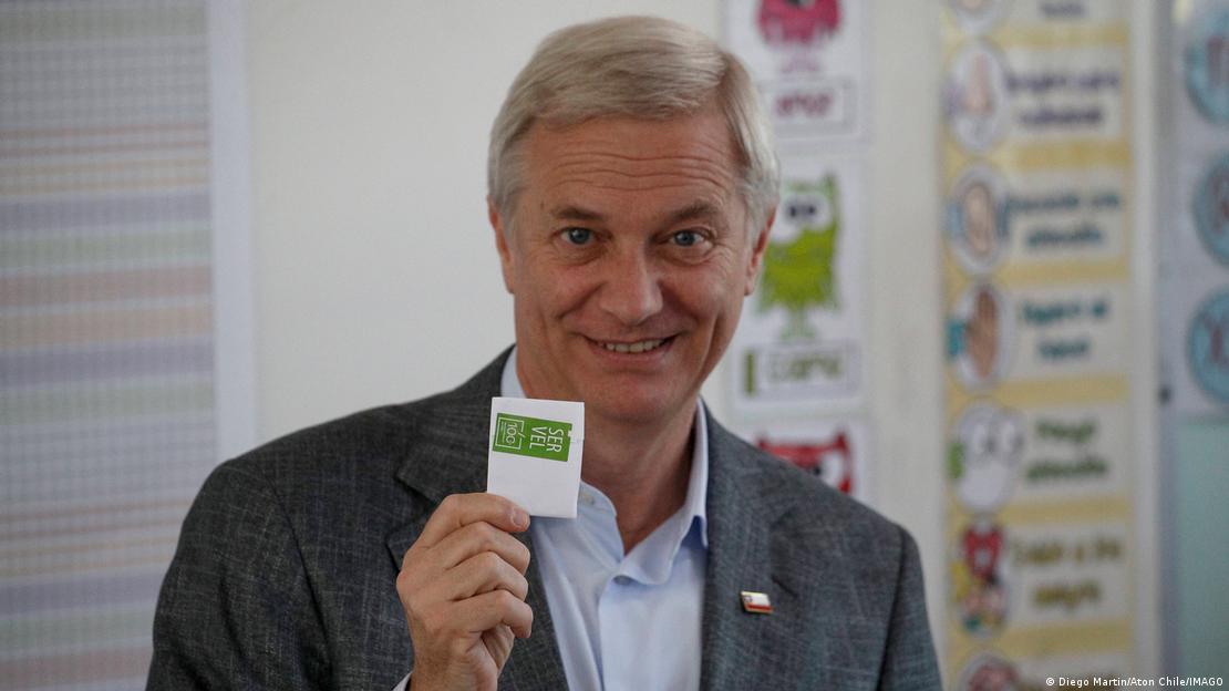 José Antonio Kast levantando su voto. José Antonio Kast levantando su voto.