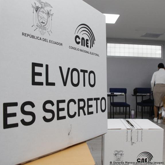 Noboa recibe golpe electoral en referéndum de Ecuador – DW – 17/11/2025