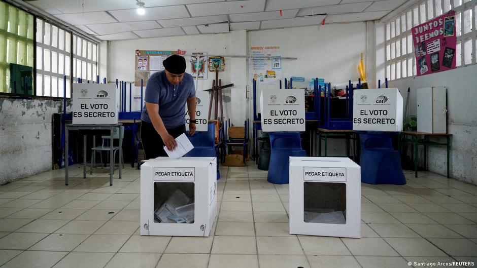 Ecuador voters reject referendum to bring back US bases – DW – 11/17/2025 Ecuador voters reject referendum to bring back US bases – DW – 11/17/2025