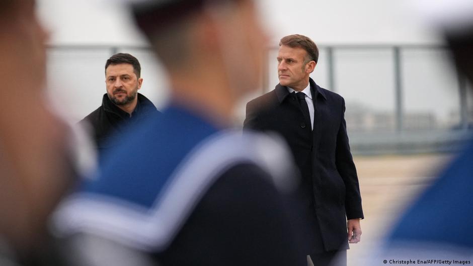 Зеленський у Парижі обговорить з Макроном мирний план – DW – 29.11.2025
