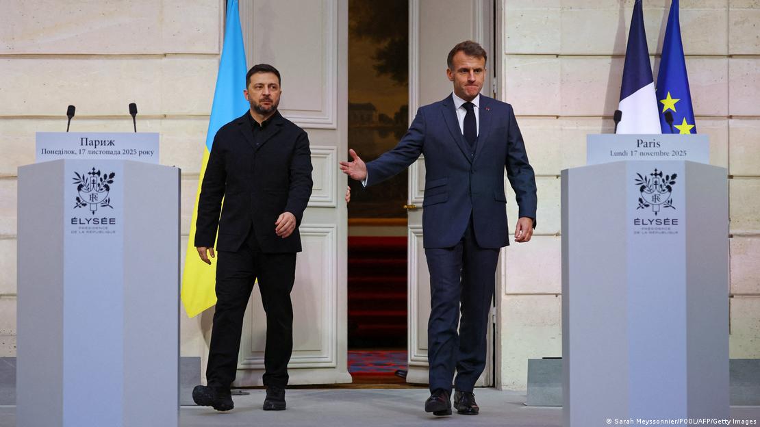 Emmanuel Macron ve Volodimir Zelenskiy önlerindeki kürsülere doğru ilerliyor
