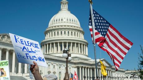 US-Präsident Donald Trump hat ein Gesetz zur Veröffentlichung der Akten über den Sexualstraftäter Jeffrey Epstein unterzeichnet.