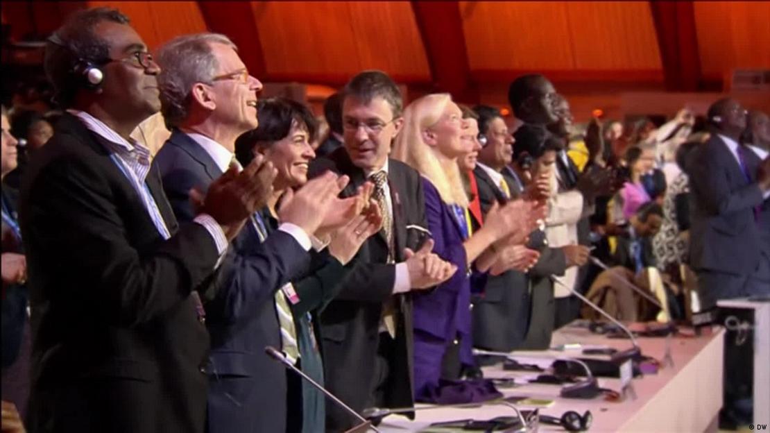 Das Bild zeigt freudig klatschende Delegierte der UN-Klimakonferenz in Paris 2015 Das Bild zeigt freudig klatschende Delegierte der UN-Klimakonferenz in Paris 2015