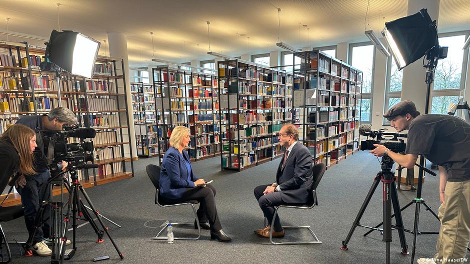 Intervju u biblioteci Saveznog ministarstva unutrašnjih poslova: Aleksandar Dobrint (desno), novinarka DW Rozalija Romanjec (levo)